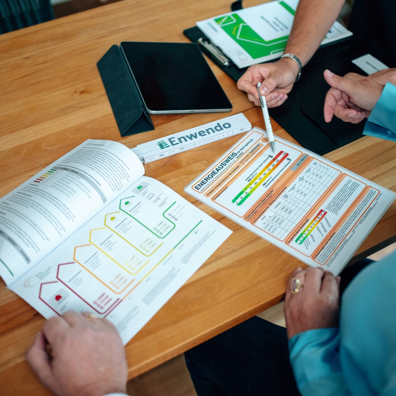 Enwendo Energieberater erklärt Sanierungsfahrplan (iSFP) Kunden am Tisch