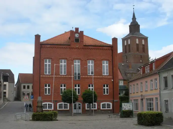 Altentreptow - Altentreptow - Rathaus mit Pfarrkirche St. Petri