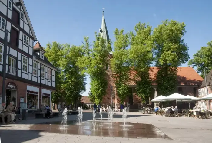 Bad Bevensen - Der-Marktplatz-in-Bad-Bevensen-mit-Blick-auf-die-Dreikoenigskirche