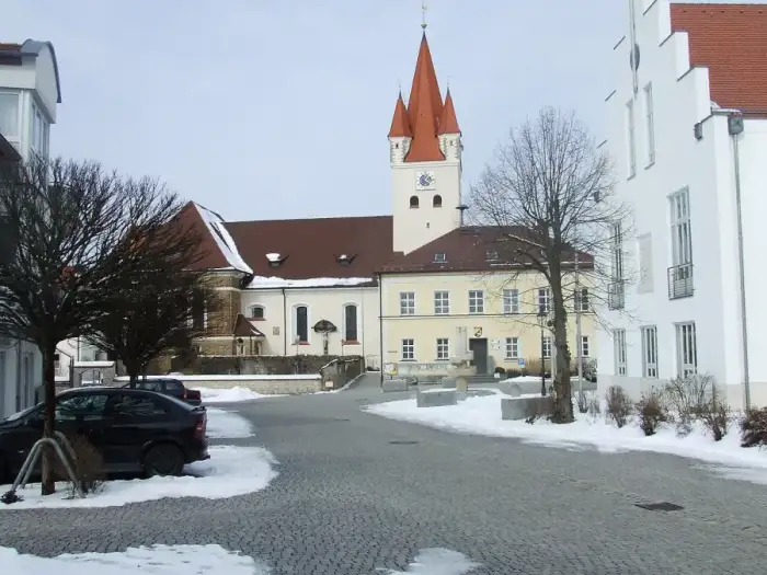 Berg b.Neumarkt i.d.OPf. - Kreis Neumarkt Berg Kirche St Vitus und Rathaus