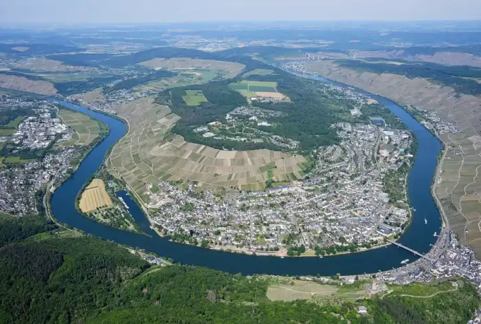 Bernkastel-Kues - Aerial image of the Moselle in Bernkastel-Kues (view from the southeast)
