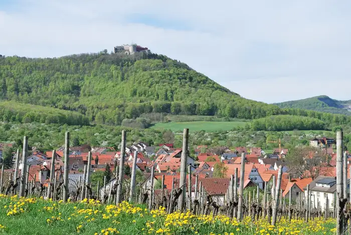Beuren - Beuren mit Burg Hohenneuffen