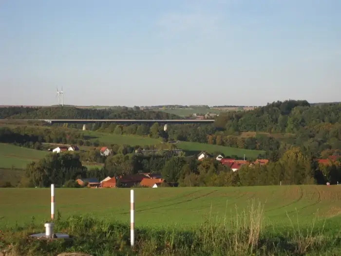 Bodenrode-Westhausen - Steinbachtalbrücke mit Bodenrode im Vordergrund (2)