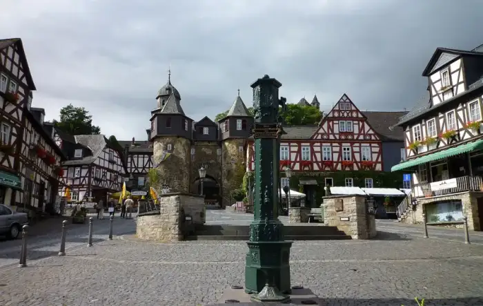 Braunfels - Braunfels - Marktplatz mit Brunnen und Fachwerkhäusern