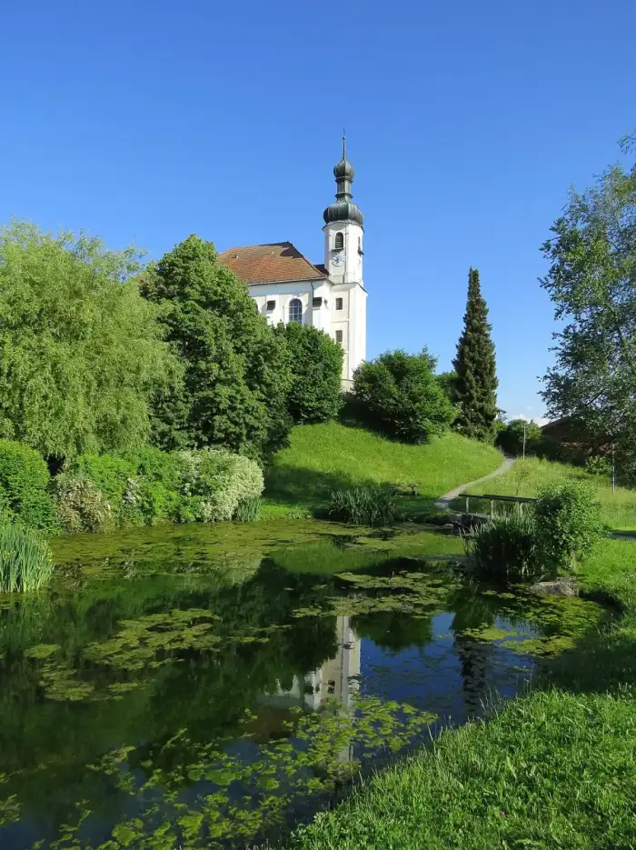 Breitbrunn a.Chiemsee - Breitbrunn a Ch - Kirche v NW, Dorfweiher