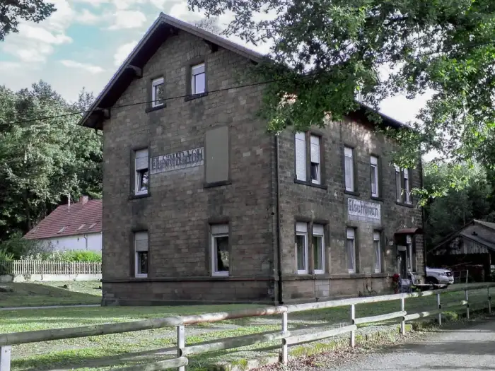 Bruchmühlbach-Miesau - Bahnhof Elschbach mit Nebengebäude