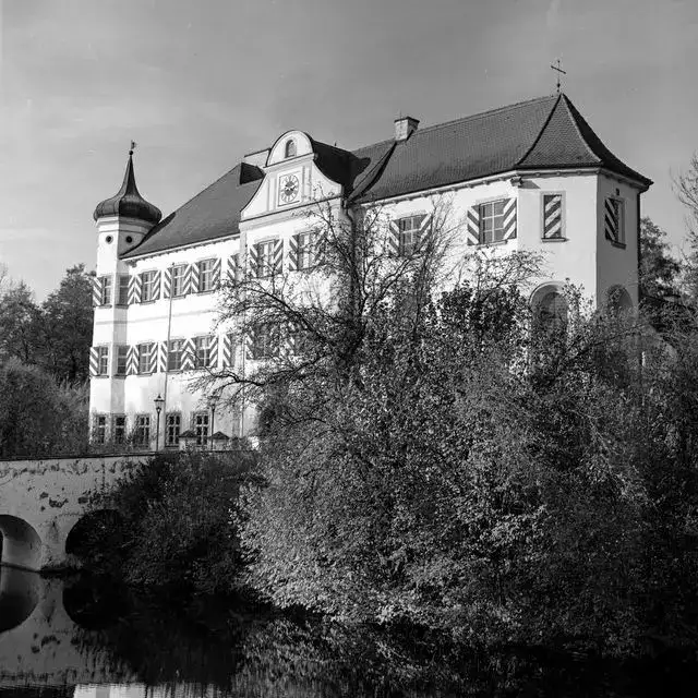 Brunnen - Wasserschloss Niederarnbach Fingas