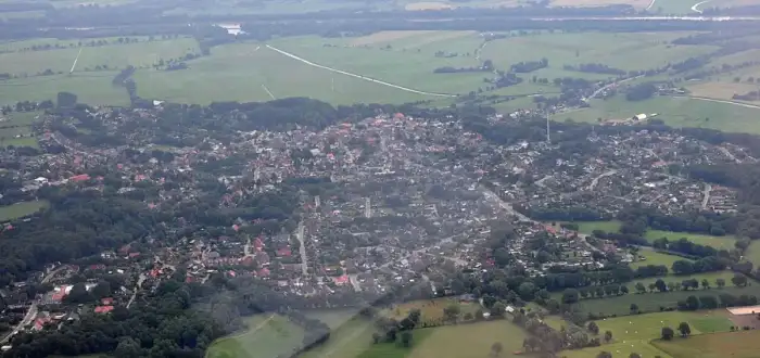 Burg (Dithmarschen) - Burg (Dithmarschen) Luftaufnahme 2