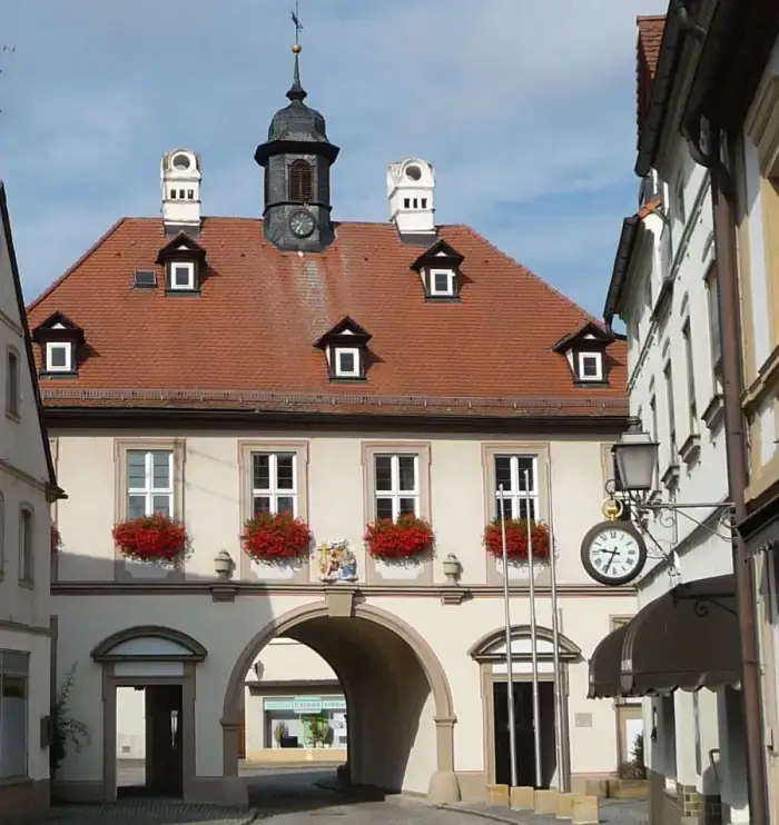 Burgebrach - Von einst drei Toren ist nur das Obere Tor aus dem Jahr 1720 erhalten, es ist heute Teil des Rathauses. - panoramio