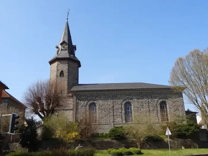 Buseck - Evangelische Kirche Beuern Außen 02