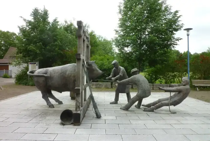 Deißlingen - Deißlingen - Skulptur, Hagenverwürger Brunnen