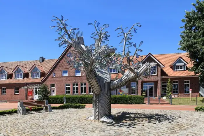 Dersum - Dersum - Kolpingplatz + Bürgerbaum + Grundschule + Villa Kunterbunt 01 ies