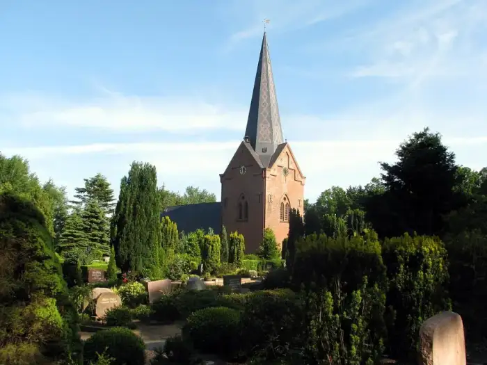 Drelsdorf - 2009-05-31 Kirche Drelsdorf mit dem umgebenden Kirchhof