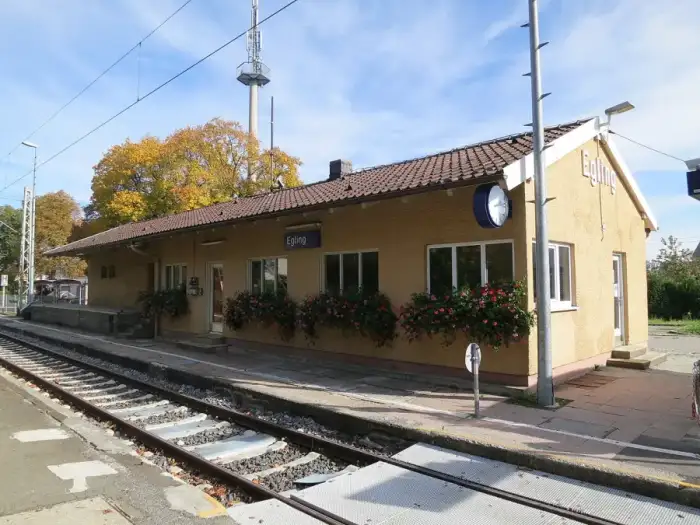 Egling a.d.Paar - Bahnhof Egling Empfangsgebäude Gleisseite