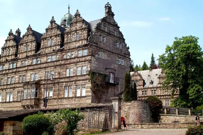 Emmerthal - Schloss Hämelschenburg gesehen von der Einfahrt der ehemaligen Gutsanlagen II