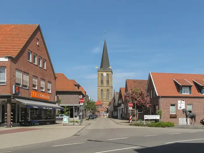 Emsbüren - Emsbüren, kerk in straatzicht foto6 2011-05-07 12.21