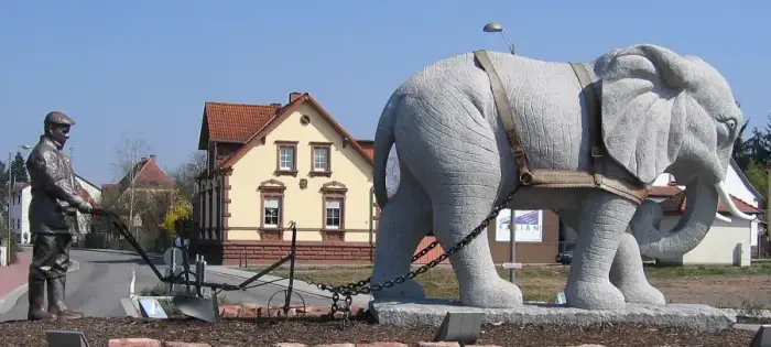 Enkenbach-Alsenborn - Pfluegender Elefant von Hans Buch