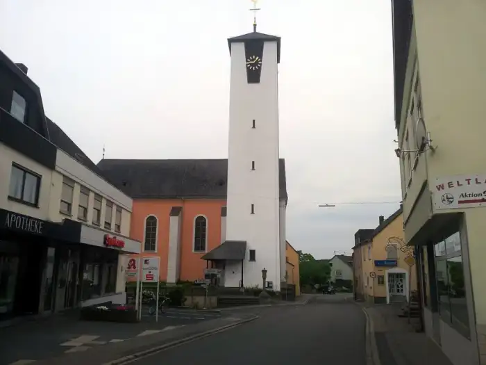 Föhren - Föhren, Hauptstraße mit Kirche 20150620
