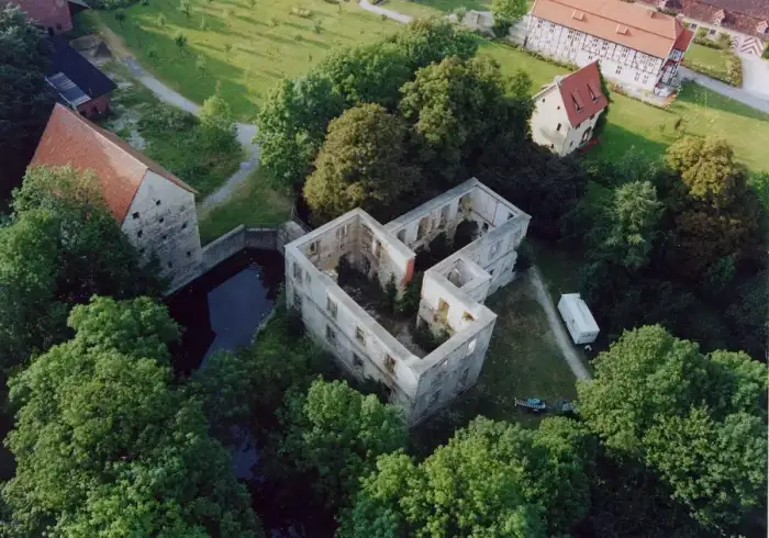 Geseke - Schlossruine in stoermede luftaufnahme