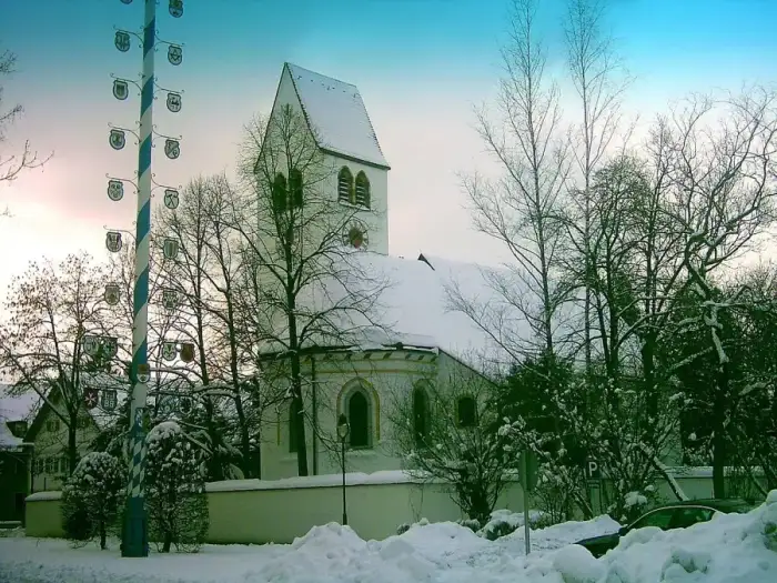 Gräfelfing - Graefelfing Alte Stephanuskirche Chor Maibaum