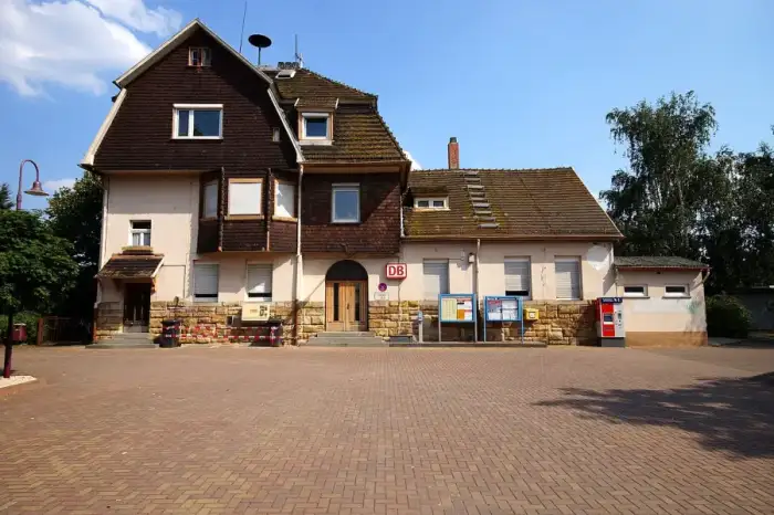 Groß-Rohrheim - Groß-Rohrheimer Bahnhof- Bahnhofsgebäude- Außenansicht 26.7.2012
