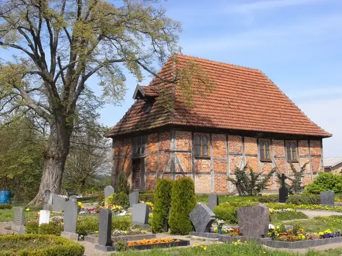 Gülzow-Prüzen - Kirche in Zepelin