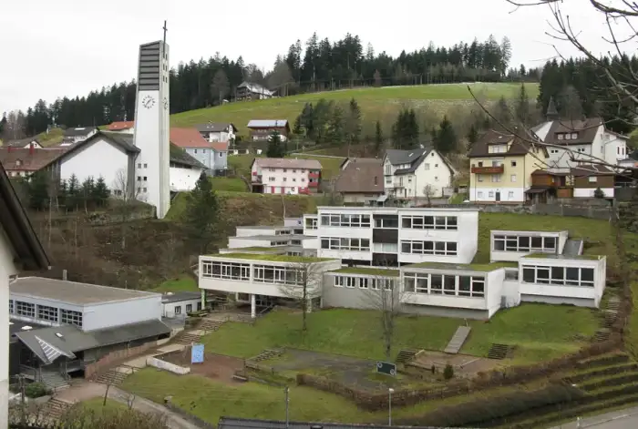 Gütenbach - Katholische Kirche St. Katharina mit Grundschule und Kindergarten in Gütenbach