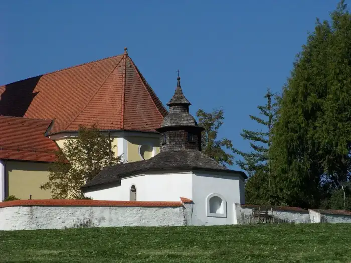 Haselbach - Haselbach-Straubinger-Straße-17-Totentanzkapelle