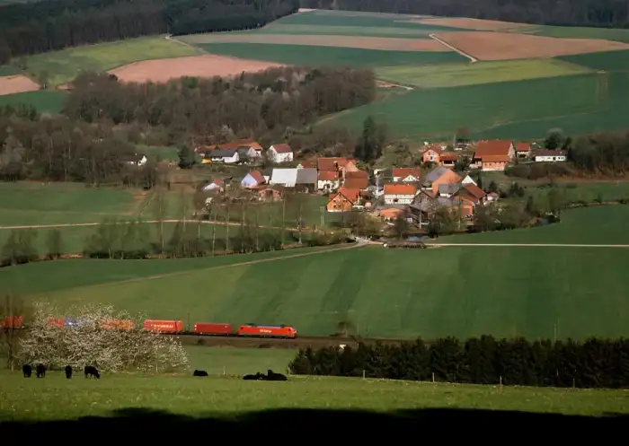 Haunetal - 152 mit Güterzug im Haunetal bei Mauers (Strecke Fulda - Bebra)