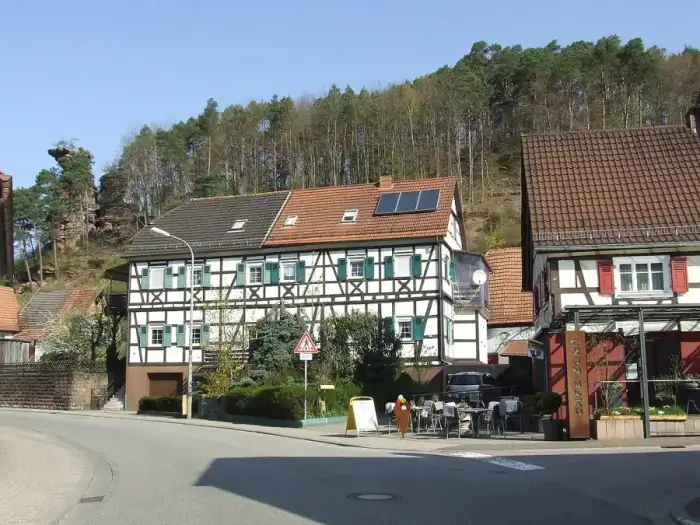 Hinterweidenthal - Hinterweidenthal Ortsmitte mit Rappenfeslen