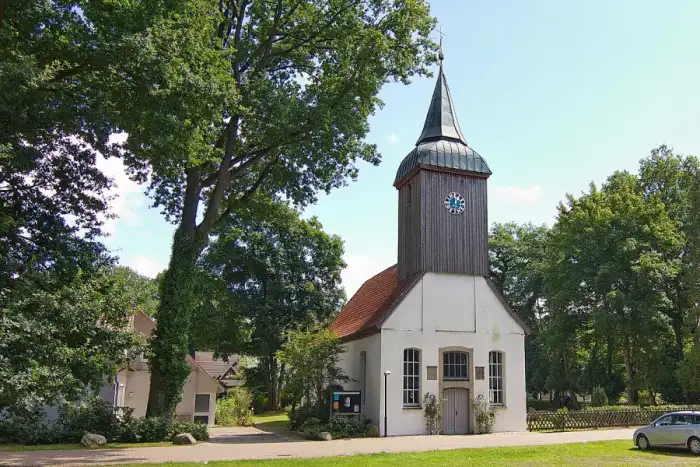 Hodenhagen - St. Thomas und Maria-Kirche in Hodenhagen IMG 9355