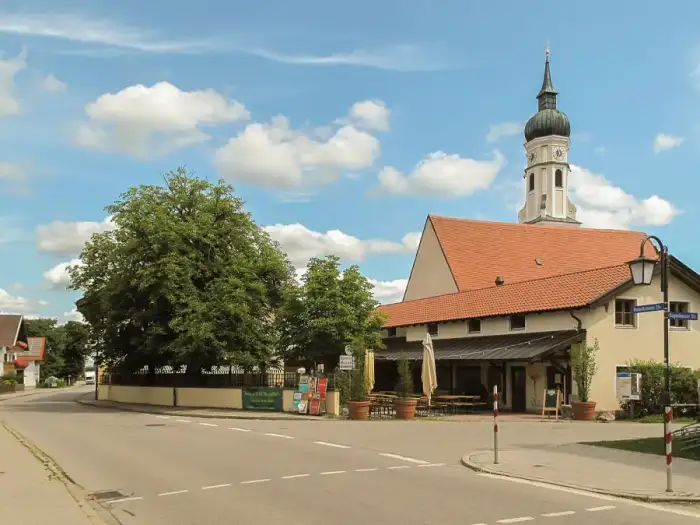 Höhenkirchen-Siegertsbrunn - Siegertsbrunn, kerktoren in straatzicht 2012-08-06 11.33