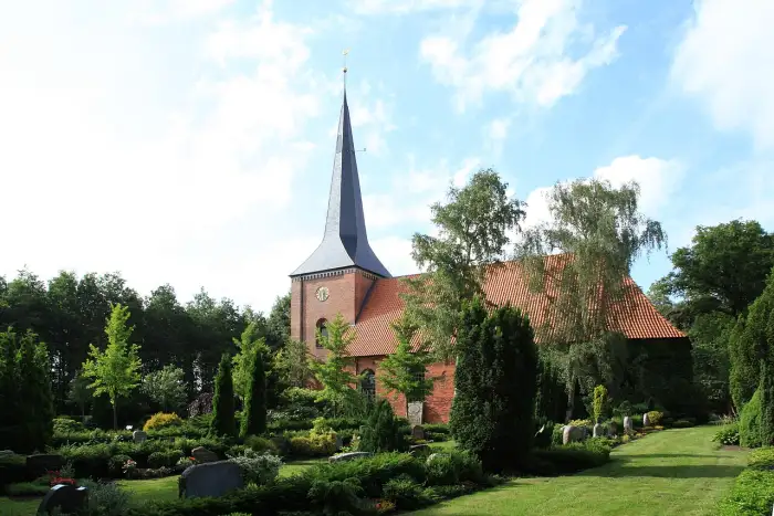 Hohn - Hohn - Hauptstraße - Kirchhof + Kirche 01 ies