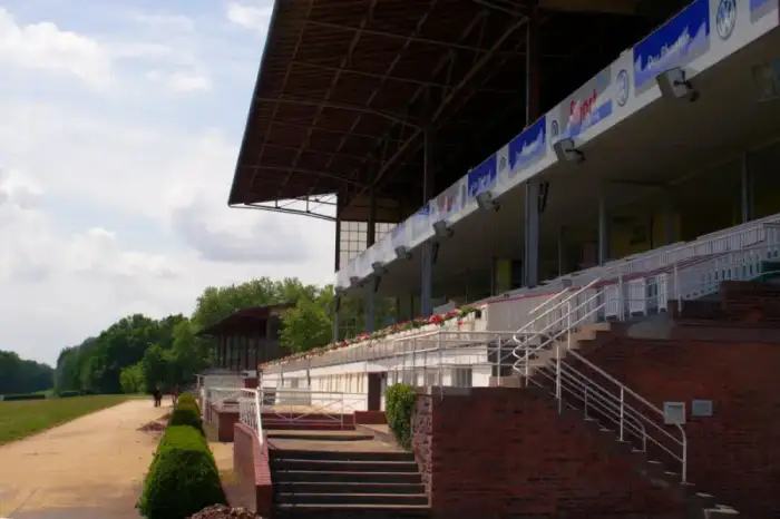 Hoppegarten - Galopprennbahn Hoppegarten Haupttribüne