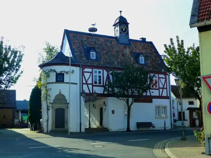 Hüffelsheim - Hüffelsheim – das historische Rathaus wurde 1542 erbaut - panoramio