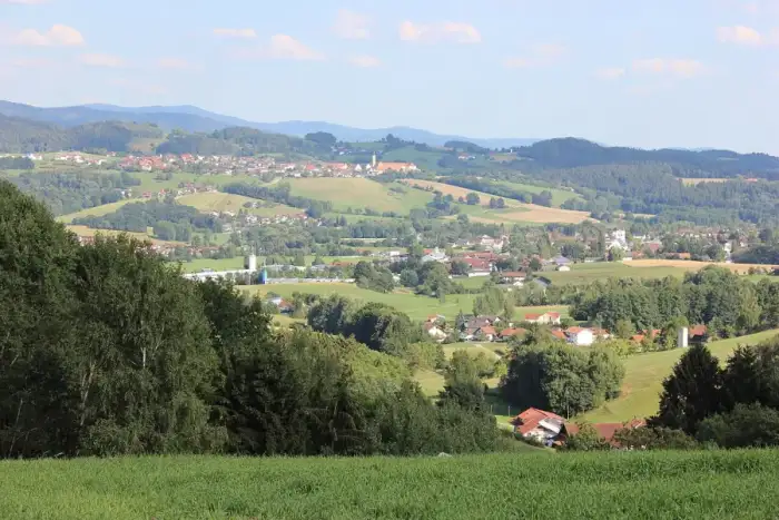 Hunderdorf - Blick auf Hunderdorf und Windberg