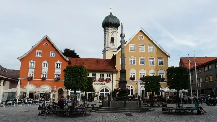 Immenstadt i.Allgäu - Immenstadt - Marienpl - Mariensäule m Kirchturm v W