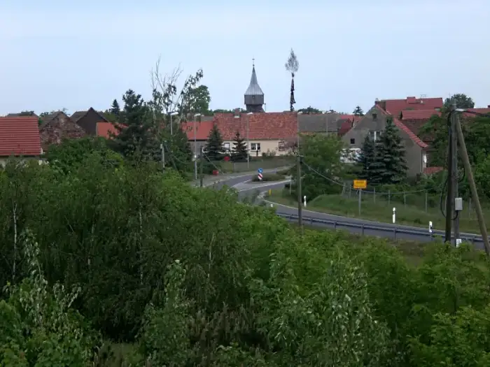 Jänschwalde - Blick auf Grießen mit Turm der Wehrkirche