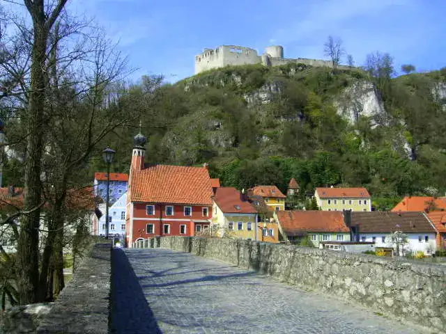 Kallmünz - Kallmünz castle, old city hall and the old stone bridge