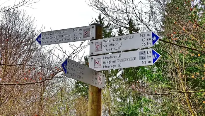 Lahnau - Wegweiser-lahnwanderweg-beim-frauenkreuz-lahnau