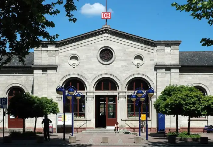 Lauda-Königshofen - Lauda Bahnhof Empfangsgebaeude Mitte 20070519