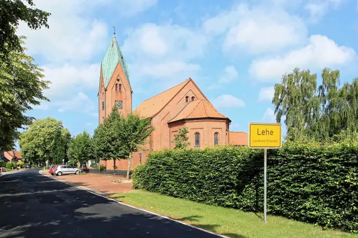 Lehe - Lehe - Dorfstraße + Herz-Jesu-Kirche 03 ies