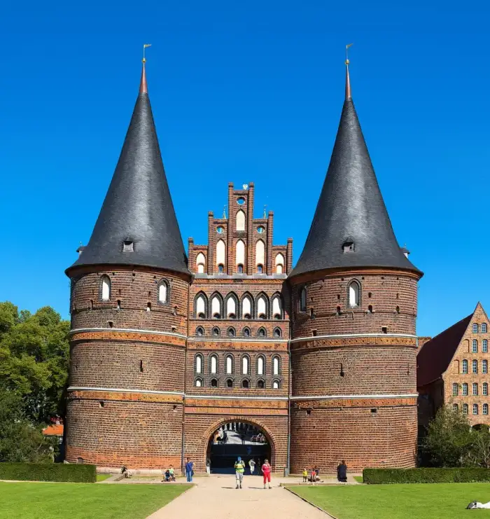Lübeck - Holstentor in Lübeck Frontseite - Zuschnitt
