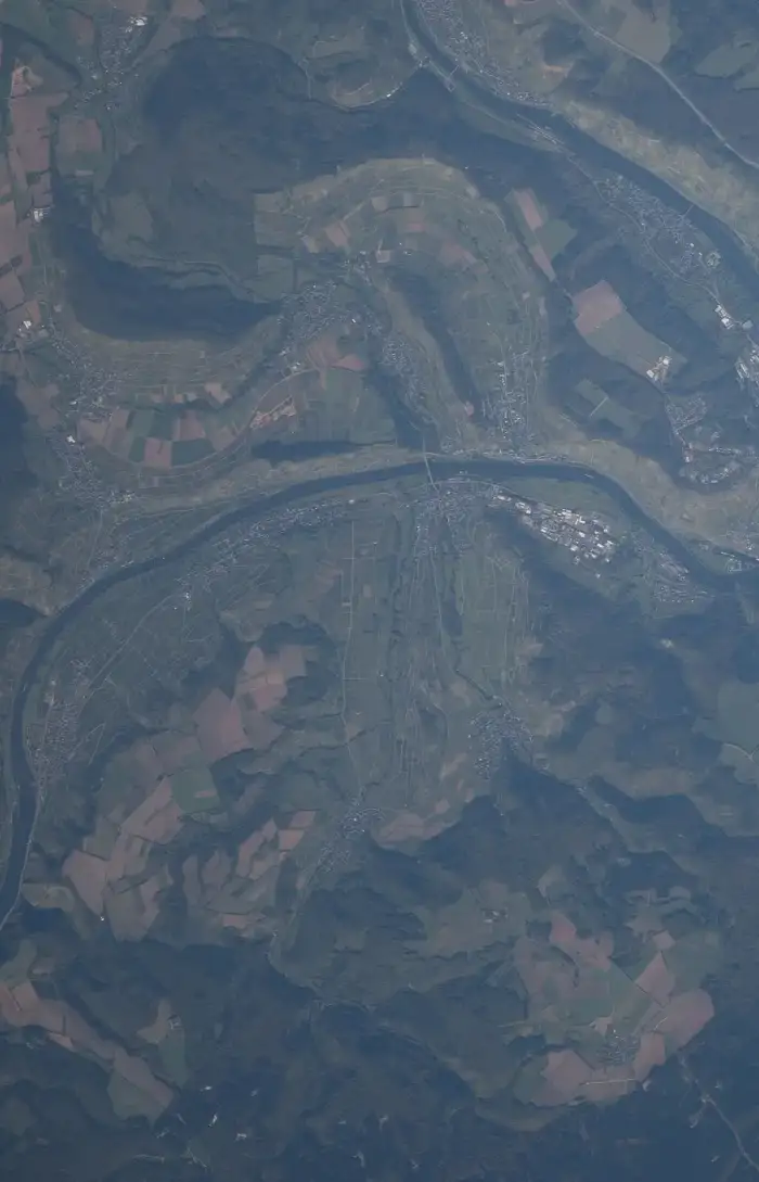 Maring-Noviand - ISS061-E-5842 - View of Germany - Burgen - Veldenz - Geisberg - Mülheim an der Mosel (Bernkastel-Kues) - Moselle River - Lieser - Brauneberg - Maring-Noviand - Noviander Hüttenkopf - Meisberg (cropped