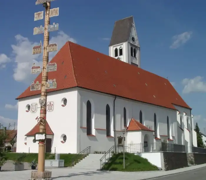 Markt Rettenbach - Markt Rettenbach Kirche mit Maibaum