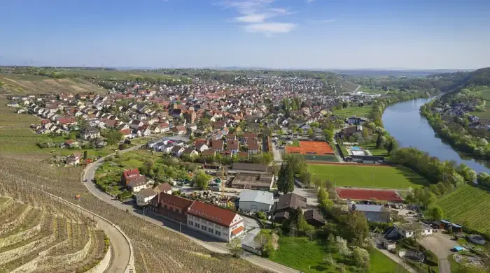 Mundelsheim - Mundelsheim - Dorfkern - Ansicht von Käsberg im April (1.1)