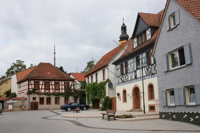 Nackenheim - Carl-Zuckmayer-Platz in Nierstein