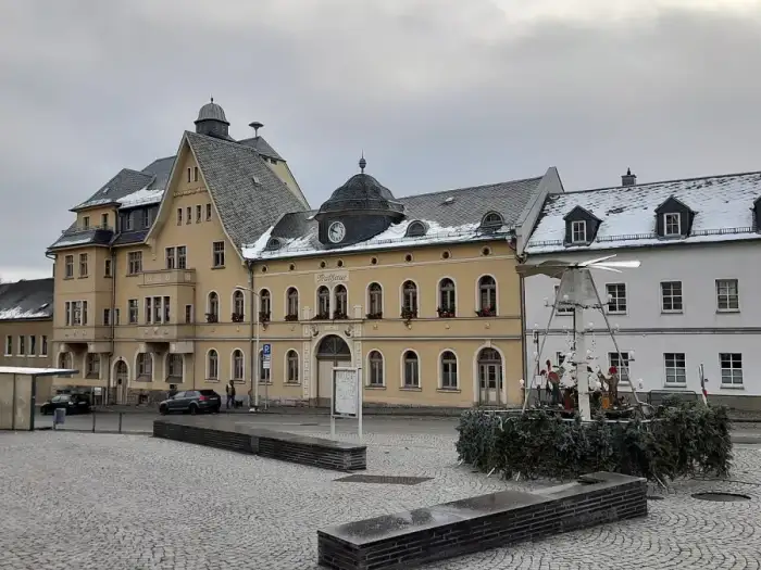 Netzschkau - Rathaus Netzschkau mit Ortspyramide