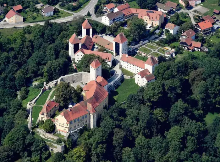 Neuburg a.Inn - Aerial image of the Schloss Neuburg am Inn (view from the east)