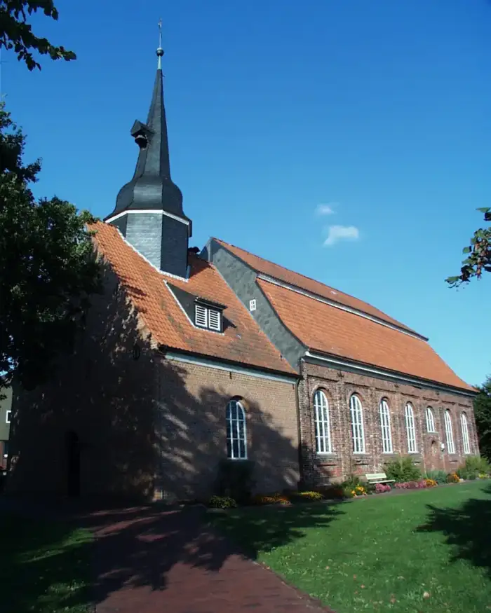 Neuhaus (Oste) - Neuhaus (Oste) 1999 -Emmauskirche- by-RaBoe 01